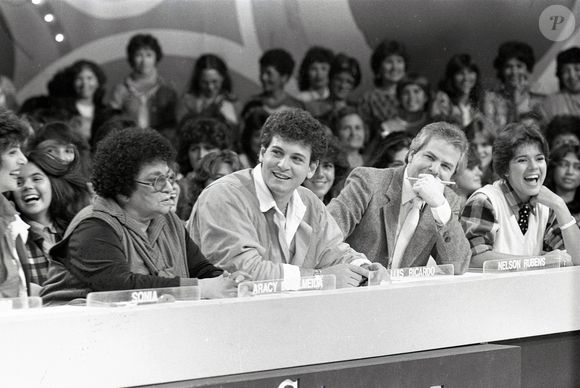 Luis Ricardo em foto dos anos 1980 entre a cantora Aracy de Almeida e Nelson Rubens no 'Show de Calouros'. Nas pontas, Sonia Lima e Mara Maravilha
