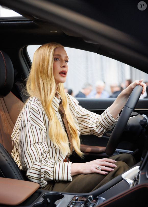 Marina Ruy Barbosa marcou presença no evento da BYD Auto Brasil e chamou atenção ao apostar em look com estilo corporativo.