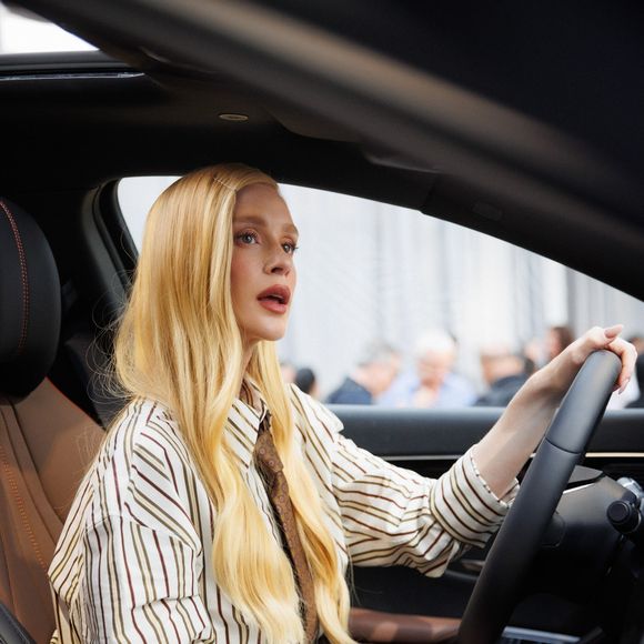 Marina Ruy Barbosa marcou presença no evento da BYD Auto Brasil e chamou atenção ao apostar em look com estilo corporativo.