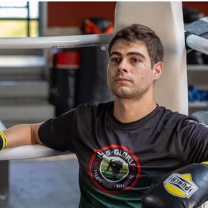 Davi (Rafael Vitti) cuida de Bárbara, que acaba exagerando na bebida.