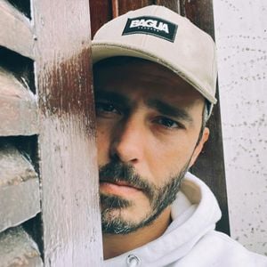 Após o término de seu vínculo na Globo, Thiago, em 2018, mudou-se para Portugal, onde virou estrela da teledramaturgia europeia ao atuar em títulos de sucesso como 'Valor da Vida'. De volta ao Brasil, emendou trabalhos marcantes na Record, como 'Amor sem Igual' e 'Gênesis'.