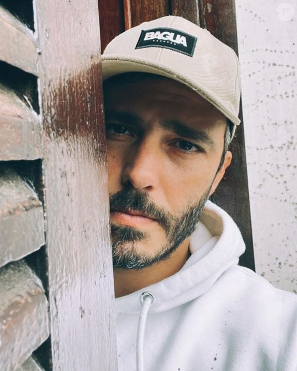 Após o término de seu vínculo na Globo, Thiago, em 2018, mudou-se para Portugal, onde virou estrela da teledramaturgia europeia ao atuar em títulos de sucesso como 'Valor da Vida'. De volta ao Brasil, emendou trabalhos marcantes na Record, como 'Amor sem Igual' e 'Gênesis'.