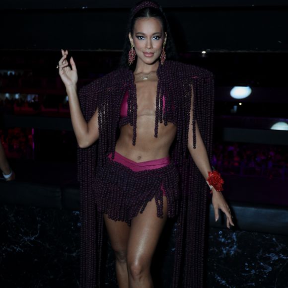 A também ex-BBB Alane Dias apostou em uma fantasia feita com sementes de açaí