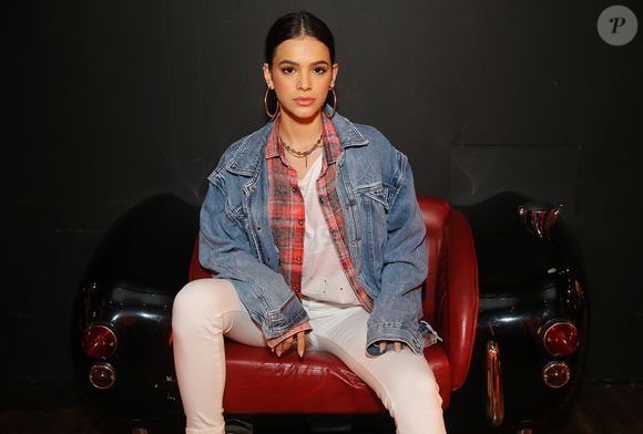 Jeans está presente na jaqueta de Bruna Marquezine, com um toque divertido de xadrez, deixando a peça ainda mais personalizada; pode combinar com um look todo branco ou em cor mais neutra