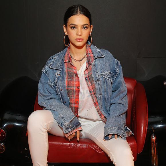 Jeans está presente na jaqueta de Bruna Marquezine, com um toque divertido de xadrez, deixando a peça ainda mais personalizada; pode combinar com um look todo branco ou em cor mais neutra