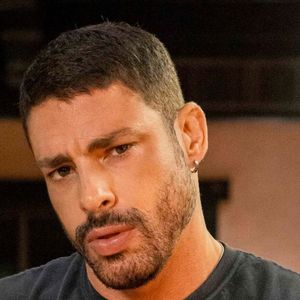 Qual é o destino de César em 'Vale Tudo'? Personagem de Cauã Reymond faz um trisal com Maria de Fátima (Bella Campos) e italiano gay