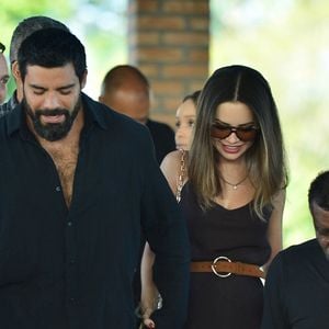 Sandy chegou ao show de Chitãozinho & Xororó de mãos dadas com o namorado