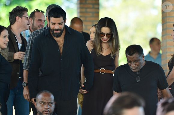 Sandy chegou ao show de Chitãozinho & Xororó de mãos dadas com o namorado