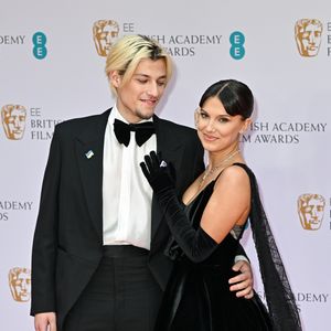 Millie Bobby Brown conseguiu um mood dramático neste look preto em premiação com o marido, Jake Bongiovi