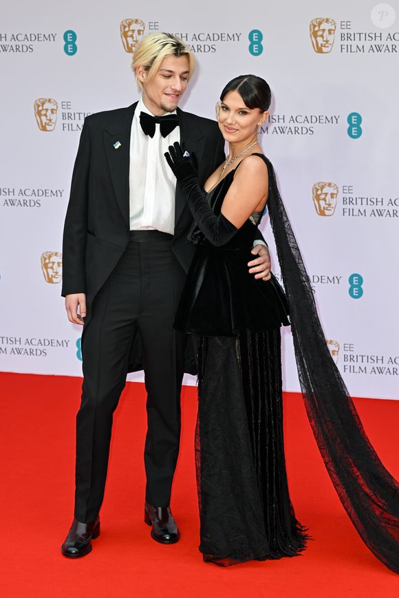 Millie Bobby Brown conseguiu um mood dramático neste look preto em premiação com o marido, Jake Bongiovi