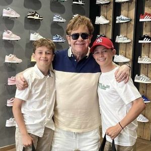 Elton John, 77, ao lado de seus dois filhos: Zachary, de 13 anos, e Elijah, de 11