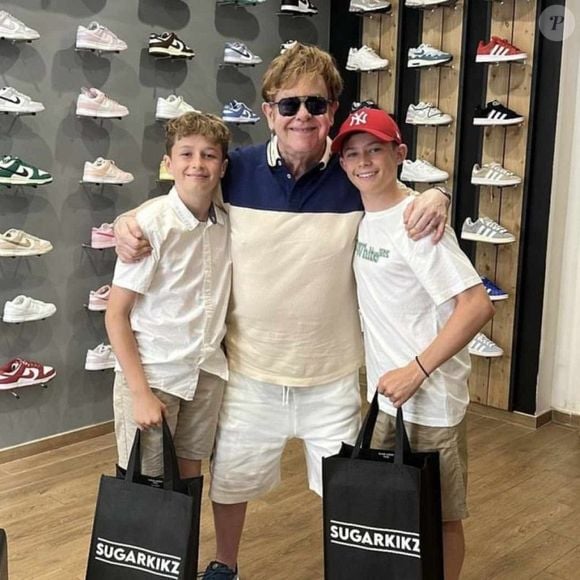Elton John, 77, ao lado de seus dois filhos: Zachary, de 13 anos, e Elijah, de 11