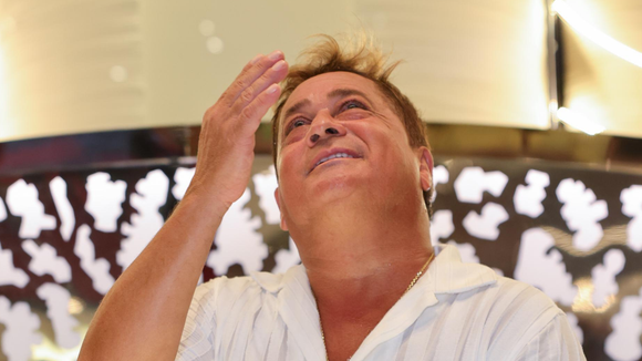 ‘Rejuvenesceu 10 anos’: Leonardo se rende à cirurgia plástica mais popular do mundo e o resultado surpreende; médicos explicam sucesso da blefaroplastia