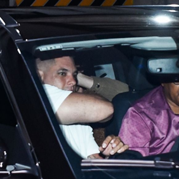 Shawn Mendes tentou se esconder dos fotógrafos ao chegar em Salvador