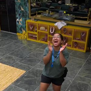 Ao conversar com aliadas, Milena comemorou o fato de Jonas não conseguir comer sua parmegiana que tanto queria