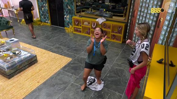 Ao conversar com aliadas, Milena comemorou o fato de Jonas não conseguir comer sua parmegiana que tanto queria