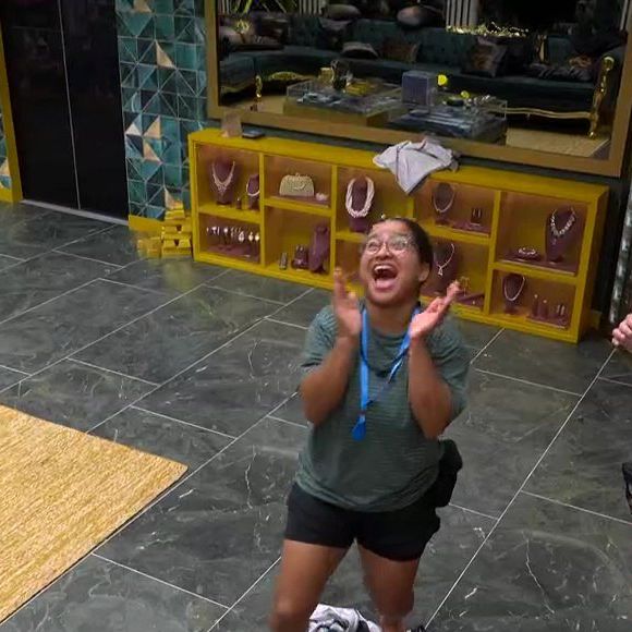 Ao conversar com aliadas, Milena comemorou o fato de Jonas não conseguir comer sua parmegiana que tanto queria