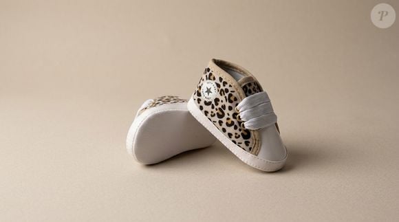 Com proposta fashion e indicação para bebês de até 8 meses, o tênis reúne material em fibras sintéticas, fechamento em cadarço e estampa animal print