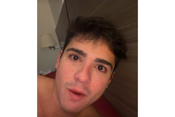 O ator foi alvo de risadas e provocações de alguns jovens que faziam uma live nas redes sociais. Ao passar pelo local, ele percebeu a reação do grupo e acabou constrangido com a situação.