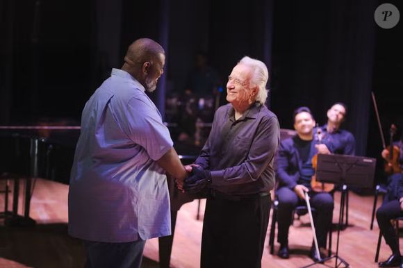 Na véspera de Natal (24), a TV Globo apresentou o especial “Sinfonia de Natal”, reunindo a Orquestra Bachiana Filarmônica SESI-SP, sob a regência do maestro João Carlos Martins, e o cantor Péricles como destaque. Demonstrando sua versatilidade, o pagodeiro interpreta músicas natalinas e clássicos como “Stand By Me” e “Aleluia”, em uma história emocionante com toques de fábula!