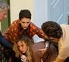 Heleninha (Paolla Oliveira) aparece bêbada e cai da escada. A artista plástica é socorrida por Celina (Malu Galli), Afonso (Humberto Carrão) e Eugênio (Luis Salem) na novela Vale Tudo
