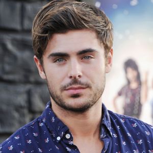 2012: barbudo novamente, Zac Efron começava a desvencilhar sua imagem da adolescência