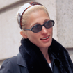 Carolyn Bessette em alta: 5 tendências do minimalismo noventista que voltam a ditar a beleza em 2026