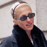 Carolyn Bessette em alta: 5 tendências do minimalismo noventista que voltam a ditar a beleza em 2026