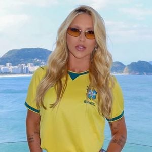 Virginia Fonseca combina renda floral, joias delicadas e blazer amplo em look noturno nos Estados Unidos