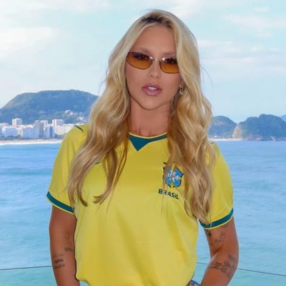 Virginia Fonseca combina renda floral, joias delicadas e blazer amplo em look noturno nos Estados Unidos