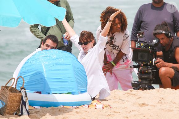 Novela ‘Vale Tudo’: Solange e Afonso vão à praia com aparatos para bebês, em gravação realizada nesta sexta-feira (03)