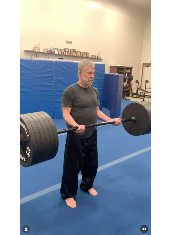 Para Chuck Norris, antes de qualquer exercício é muito importante que haja uma boa rotina de alongamentos: "Ouvir o seu corpo inclui o tipo de exercício que você está fazendo"