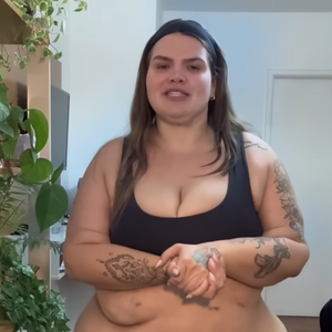 72 kg mais magra, Thais Carla também destacou sua barriga e comentou sobre a flacidez de pele