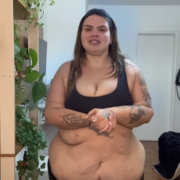 72 kg mais magra, Thais Carla também destacou sua barriga e comentou sobre a flacidez de pele