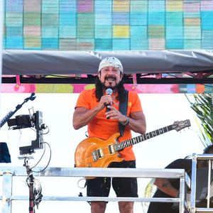 Bell Marques é um dos principais cantores de axé do Brasil e continua fazendo shows mesmo aos 73 anos