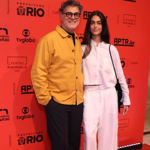 Du Moscovis (com a filha, Sofia): O ator veste uma jaqueta de sarja amarela com botões frontais sobre uma blusa preta de gola alta, combinada com calça de alfaiataria escura e sapatos pretos estilo derby. Sofia aposta em um conjunto minimalista todo branco de linho, composto por camisa de botões levemente amassada e calça pantalona de cintura alta