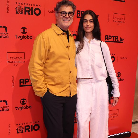 Du Moscovis (com a filha, Sofia): O ator veste uma jaqueta de sarja amarela com botões frontais sobre uma blusa preta de gola alta, combinada com calça de alfaiataria escura e sapatos pretos estilo derby. Sofia aposta em um conjunto minimalista todo branco de linho, composto por camisa de botões levemente amassada e calça pantalona de cintura alta