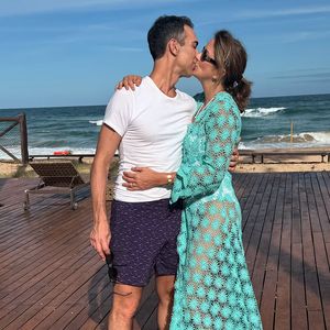 Tici Pinheiro e César Tralli posaram em clima de descontração na Bahia em vários cliques.