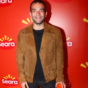 Humberto Carrão quebrou o look monocromático com uma jaqueta caramelo