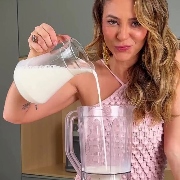 Smoothie fácil de Paolla Oliveira leva leite, whey protein, amoras e mirtilo