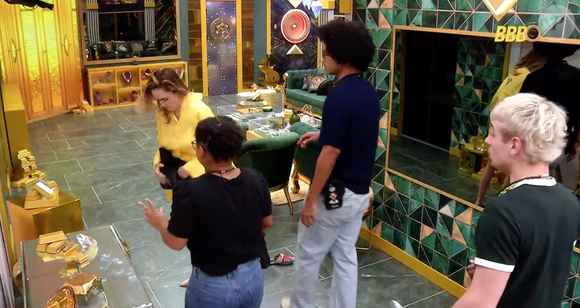 Após uma provocação sobre seu pai, Ana Paula Renault se revoltou e amassou o chapéu de Alberto Cowboy