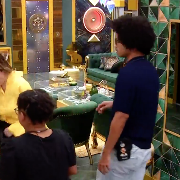 Após uma provocação sobre seu pai, Ana Paula Renault se revoltou e amassou o chapéu de Alberto Cowboy