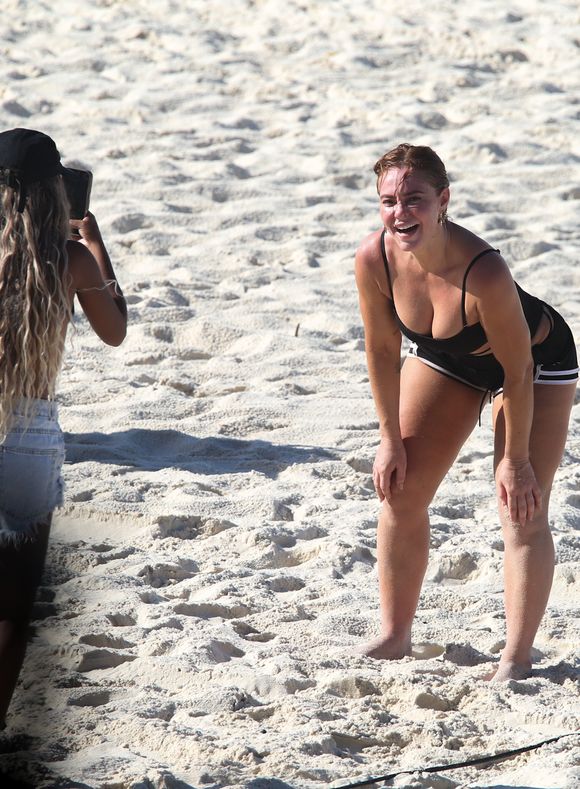 Paolla Oliveira brincou ao posar para foto em praia do Rio