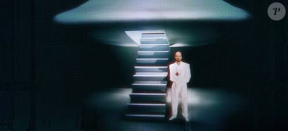 A série documental Raël: O Profeta Alienígena, da Netflix, investiga o movimento raeliano e a trajetória de seu fundador, Claude Vorilhon, que afirma ter tido contato com extraterrestres