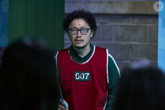 Park Yong-sik (Jogador 007) foi morto após não conseguir cumprir o jogo do Esconde-esconde e levar uma facada nas costas da mãe