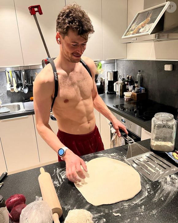 "Eu não escolhi estar nessa situação, e dói muito ter que passar por isso. Já tivemos contato e ele está ciente da minha opinião sobre o assunto", disse a a ex de Sturla Holm