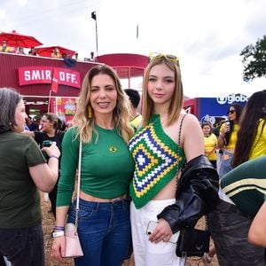 Com top de crochê verde e amarelo, Brenda reforçou uma das maiores tendências de moda desta Copa do Mundo