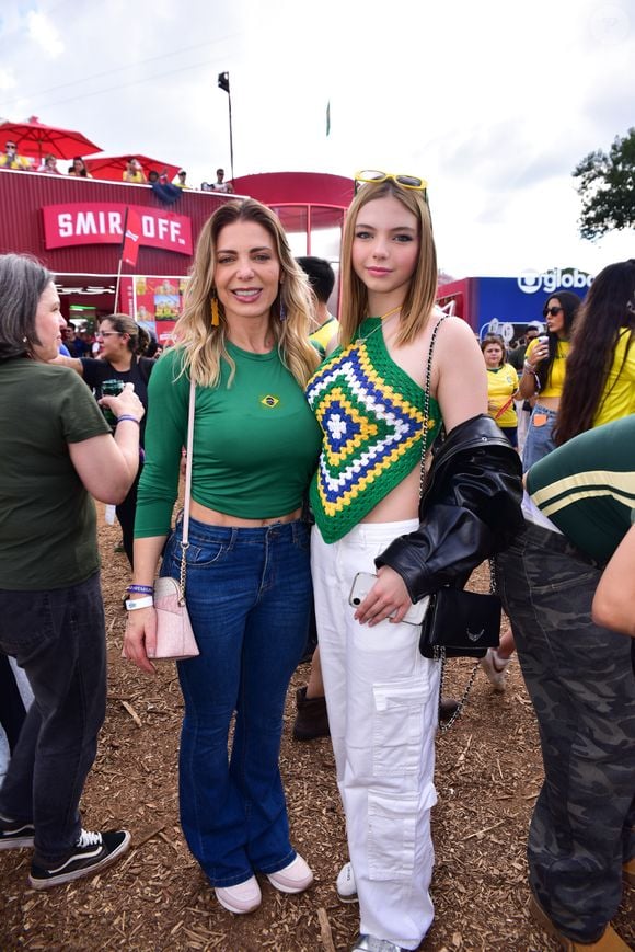 Com top de crochê verde e amarelo, Brenda reforçou uma das maiores tendências de moda desta Copa do Mundo