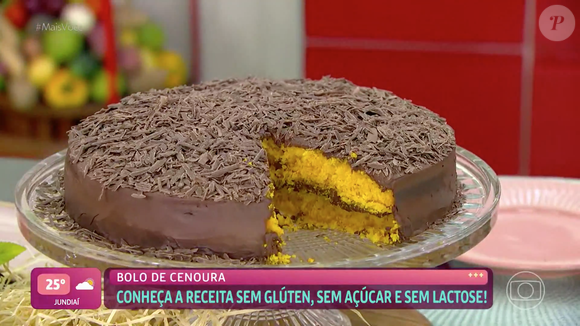 O bolo de cenoura fitness não leva açúcar, lactose e nem glúten, sendo ideal para quem segue dietas