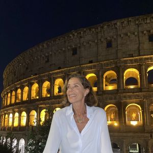 Com quase 100 mil seguidores nas redes sociais, Ângela Vieira encanta fãs com cliques viajando, curtindo teatros e amigos